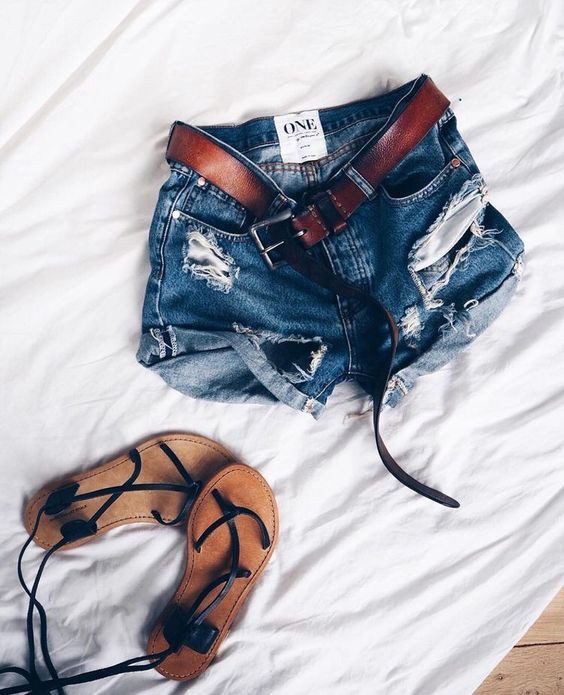 4 kiểu giày/dép bệt luôn sẵn lòng kết thân với quần shorts để ra đúng chất mùa hè 4 kiểu giày/dép bệt luôn sẵn lòng kết thân với quần shorts để ra đúng chất mùa hè